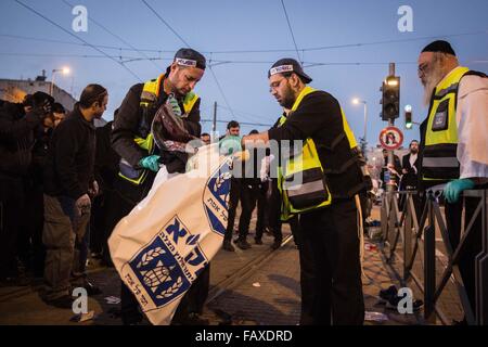 Gerusalemme. 4 gennaio, 2016. Forense israeliano la polizia indaga il sito di un attacco dopo un palestinese ha cercato di pugnalare le forze di sicurezza vicino a Gerusalemme la linea ferroviaria leggera servizio su gen. 4, 2016. Un 15-anno-vecchia ragazza israeliana è stato leggermente ferito in incidente e il pirata informatico è stato girato e arrestato, polizia israeliana detta. © JINIPIX/Xinhua/Alamy Live News Foto Stock