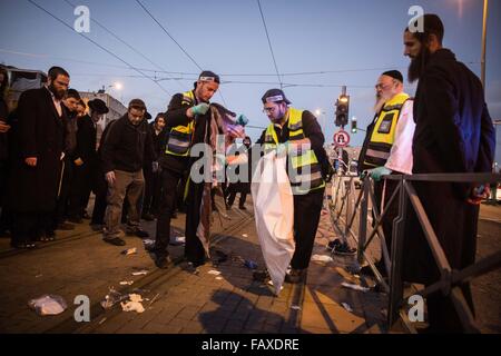 Gerusalemme. 4 gennaio, 2016. Forense israeliano la polizia indaga il sito di un attacco dopo un palestinese ha cercato di pugnalare le forze di sicurezza vicino a Gerusalemme la linea ferroviaria leggera servizio su gen. 4, 2016. Un 15-anno-vecchia ragazza israeliana è stato leggermente ferito in incidente e il pirata informatico è stato girato e arrestato, polizia israeliana detta. © JINIPIX/Xinhua/Alamy Live News Foto Stock