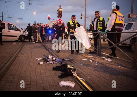 Gerusalemme. 4 gennaio, 2016. Forense israeliano la polizia indaga il sito di un attacco dopo un palestinese ha cercato di pugnalare le forze di sicurezza vicino a Gerusalemme la linea ferroviaria leggera servizio su gen. 4, 2016. Un 15-anno-vecchia ragazza israeliana è stato leggermente ferito in incidente e il pirata informatico è stato girato e arrestato, polizia israeliana detta. © JINIPIX/Xinhua/Alamy Live News Foto Stock