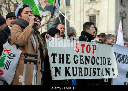 Londra, Regno Unito. 5 gennaio 2016. Curdi protesta contro il supporto britannico per la Turchia in piazza del Parlamento. Credito: Mark Kerrison/Alamy Live News Foto Stock