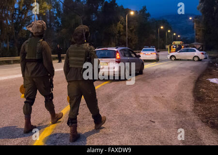 Gerusalemme. 4 gennaio, 2016. Soldati israeliani di pattuglia bloccando la strada che conduce al confine Israeli-Lebanon vicino a Har Dov, a gennaio 4, 2016. In seguito a un attacco di Hezbollah contro l esercito israeliano veicoli nell'area Generale della Saba'a fattorie, che è stato sostenuto dagli Hezbollah, Forze di Difesa Israeliane sparato mirati in gusci di artiglieria in Libano in risposta all'attacco. Non ci sono state vittime su entrambi i lati secondo i resoconti dei mass media. © JINI/Ayal Margolin/Xinhua/Alamy Live News Foto Stock