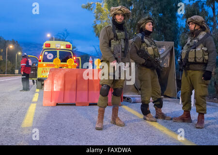 Gerusalemme. 4 gennaio, 2016. Soldati israeliani di pattuglia bloccando la strada che conduce al confine Israeli-Lebanon vicino a Har Dov, a gennaio 4, 2016. In seguito a un attacco di Hezbollah contro l esercito israeliano veicoli nell'area Generale della Saba'a fattorie, che è stato sostenuto dagli Hezbollah, Forze di Difesa Israeliane sparato mirati in gusci di artiglieria in Libano in risposta all'attacco. Non ci sono state vittime su entrambi i lati secondo i resoconti dei mass media. © JINI/Ayal Margolin/Xinhua/Alamy Live News Foto Stock