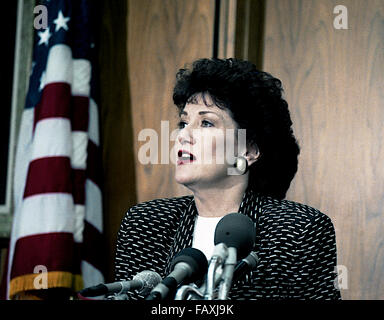 Washington, DC, Stati Uniti d'America, 14 ottobre, 1989 segretario del Lavoro Elizabeth Dole parla ai giornalisti dopo il suo incontro con Paul Douglas Presidente della Pittson Gruppo di carbone e Richard Trumka Presidente dei minatori uniti nel suo ufficio per cercare di risolvere la walkout sciopero dei lavoratori delle miniere su pensioni e benefici per la salute temi. Credito: Mark Reinstein Foto Stock