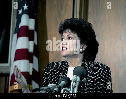 Washington, DC, Stati Uniti d'America, 14 ottobre, 1989 segretario del Lavoro Elizabeth Dole parla ai giornalisti dopo il suo incontro con Paul Douglas Presidente della Pittson Gruppo di carbone e Richard Trumka Presidente dei minatori uniti nel suo ufficio per cercare di risolvere la walkout sciopero dei lavoratori delle miniere su pensioni e benefici per la salute temi. Credito: Mark Reinstein Foto Stock