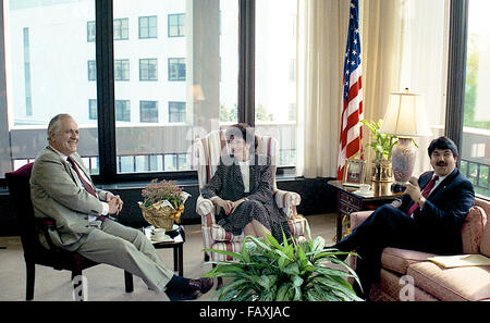 Washington, DC, Stati Uniti d'America, 14 ottobre, 1989 segretario del Lavoro Elizabeth Dole incontra nel suo ufficio con i dirigenti di entrambi i lati del carbone Pittston sciopero. Da L-R Paul Douglas, presidente della Pittson Carbone, gruppo sec. del Lavoro Elizabeth Dole, e Richard L. Trumka Presidente dei minatori uniti. Credito: Mark Reinstein Foto Stock