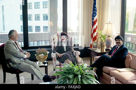 Washington, DC, Stati Uniti d'America, 14 ottobre, 1989 segretario del Lavoro Elizabeth Dole incontra nel suo ufficio con i dirigenti di entrambi i lati del carbone Pittston sciopero. Da L-R Paul Douglas, presidente della Pittson Carbone, gruppo sec. del Lavoro Elizabeth Dole, e Richard L. Trumka Presidente dei minatori uniti. Credito: Mark Reinstein Foto Stock