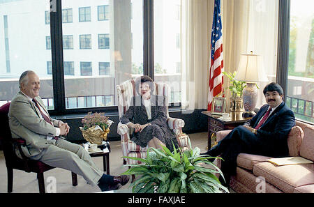 Washington, DC, Stati Uniti d'America, 14 ottobre, 1989 segretario del Lavoro Elizabeth Dole incontra nel suo ufficio con i dirigenti di entrambi i lati del carbone Pittston sciopero. Da L-R Paul Douglas, presidente della Pittson Carbone, gruppo sec. del Lavoro Elizabeth Dole, e Richard L. Trumka Presidente dei minatori uniti. Credito: Mark Reinstein Foto Stock