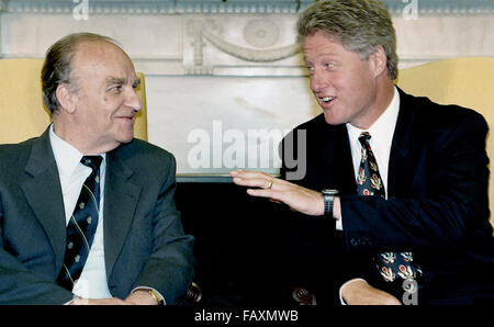 Washington, DC, Stati Uniti d'America, 8 settembre, 1993 Alija Izetbegovic Presidente della Presidenza della Bosnia ed Erzegovina si incontra con il presidente William Clinton all ufficio Ovale della Casa Bianca. Credito: Mark Reinstein Foto Stock