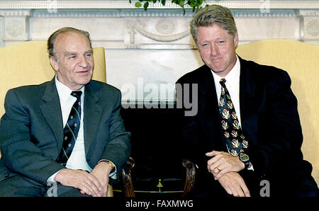 Washington, DC.,USA, 8 ottobre, 1993 Alija Izetbegovic Presidente della Presidenza della Bosnia ed Erzegovina si incontra con il presidente Clinton WiIlliam nell'Ufficio Ovale della Casa Bianca. Credito: Mark Reinstein Foto Stock