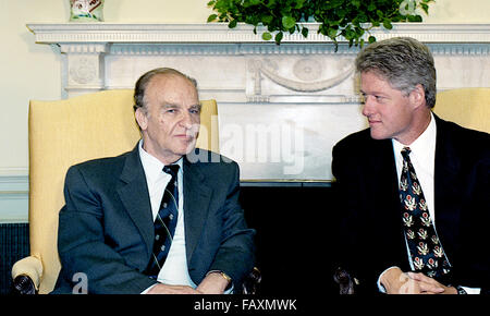 Washington, DC, Stati Uniti d'America, 8 settembre, 1993 Alija Izetbegovic Presidente della Presidenza della Bosnia ed Erzegovina si incontra con il presidente William Clinton all ufficio Ovale della Casa Bianca. Credito: Mark Reinstein Foto Stock