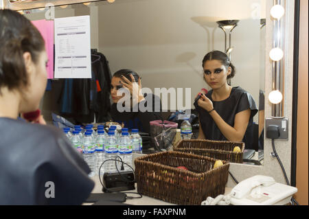 Bloom gemelli backstage come si preparano a sostenere i Duran Duran a Genting Arena di Birmingham offre: Bloom gemelli, Anna Kuprienko, Sonia Kuprienko dove: Birmingham, Regno Unito quando: 04 Dic 2015 Foto Stock