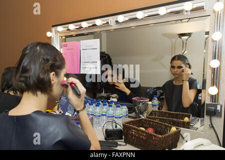 Bloom gemelli backstage come si preparano a sostenere i Duran Duran a Genting Arena di Birmingham offre: Bloom gemelli, Anna Kuprienko, Sonia Kuprienko dove: Birmingham, Regno Unito quando: 04 Dic 2015 Foto Stock