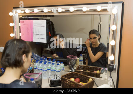 Bloom gemelli backstage come si preparano a sostenere i Duran Duran a Genting Arena di Birmingham offre: Bloom gemelli, Anna Kuprienko, Sonia Kuprienko dove: Birmingham, Regno Unito quando: 04 Dic 2015 Foto Stock