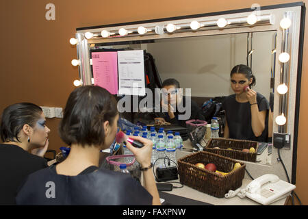 Bloom gemelli backstage come si preparano a sostenere i Duran Duran a Genting Arena di Birmingham offre: Bloom gemelli, Anna Kuprienko, Sonia Kuprienko dove: Birmingham, Regno Unito quando: 04 Dic 2015 Foto Stock