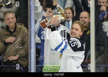 Helsinki, Finlandia. Gen 5, 2016. Capitano Mikko Rantanen di Finlandia celebra dopo aver battuto la Russia al 2016 U20 Campionati Mondiali di hockey su ghiaccio di Helsinki, Finlandia, 5 gennaio 2016. La Finlandia ha sostenuto il titolo dopo aver battuto la Russia 4-3 in improvvisa morte di ore di lavoro straordinario. Credito: Sergei Stepanov/Xinhua/Alamy Live News Foto Stock