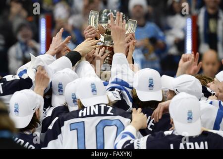 Helsinki, Finlandia. Gen 5, 2016. I giocatori di Finlandia celebrare con il trofeo dopo aver battuto la Russia al 2016 U20 Campionati Mondiali di hockey su ghiaccio di Helsinki, Finlandia, 5 gennaio 2016. La Finlandia ha sostenuto il titolo dopo aver battuto la Russia 4-3 in improvvisa morte di ore di lavoro straordinario. Credito: Sergei Stepanov/Xinhua/Alamy Live News Foto Stock