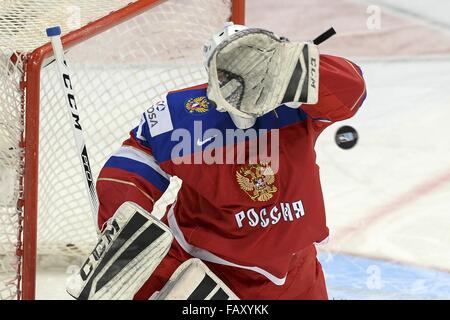 Helsinki, Finlandia. Gen 5, 2016. Portiere della Russia salva un colpo durante la partita contro la Finlandia a 2016 U20 Campionati Mondiali di hockey su ghiaccio di Helsinki, Finlandia, 5 gennaio 2016. La Finlandia ha sostenuto il titolo dopo aver battuto la Russia 4-3 in improvvisa morte di ore di lavoro straordinario. Credito: Sergei Stepanov/Xinhua/Alamy Live News Foto Stock