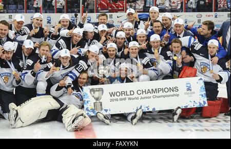 Helsinki, Finlandia. Gen 5, 2016. I giocatori di Finlandia rappresentano per la foto dopo aver battuto la Russia al 2016 U20 Campionati Mondiali di hockey su ghiaccio di Helsinki, Finlandia, 5 gennaio 2016. La Finlandia ha sostenuto il titolo dopo aver battuto la Russia 4-3 in improvvisa morte di ore di lavoro straordinario. Credito: Sergei Stepanov/Xinhua/Alamy Live News Foto Stock