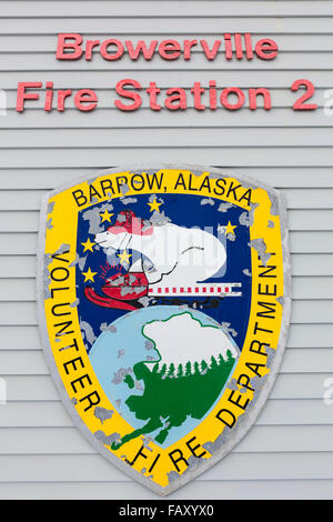 Vista esterna del badge e scritte sul muro del Browerville stazione dei vigili del fuoco, Barrow, versante Nord, Arctic Alaska, STATI UNITI D'AMERICA, inverno Foto Stock