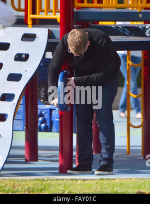 James Corden gioca con il suo figlio Max al parco con: James Corden dove: Los Angeles, California, Stati Uniti quando: 05 Dic 2015 Foto Stock