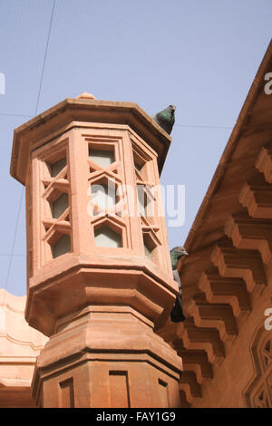 Il 30 novembre 2015, Jodhpur, Rajastan, India. Scolpito in pietra con torri di uccelli in appoggio al Forte Mehrangarh. Esplorando il delig Foto Stock