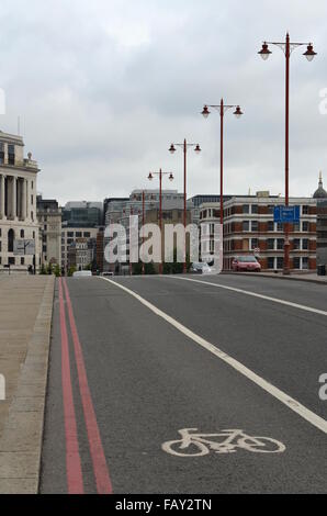 Pista ciclabile e strada a Blackfriars Bridge di Londra, Inghilterra Foto Stock