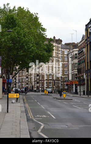 Una strada con una pista ciclabile e segni di diversione a Londra in Inghilterra Foto Stock