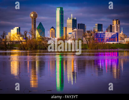 Il centro cittadino di Dallas, Texas riflettente nel fiume della Trinità Foto Stock