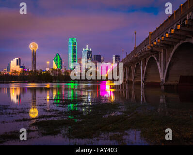 Il centro cittadino di Dallas, Texas riflettente nel fiume della Trinità Foto Stock