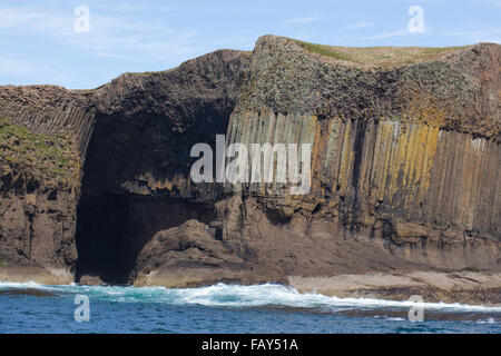 Fingal's Cave, mare cavern. 20m di altezza e 6 m di larghezza, all'ingresso. Scogliera, la Colonade, o 'Grande volto". Staffa. Ovest della Scozia Foto Stock