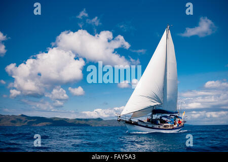 38 piedi sloop "Ariel" a vele spiegate nelle isole Whitsunday, Queensland, Australia. Foto Stock