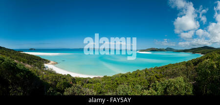 Panorama della collina nei pressi di ingresso Whitehaven Beach nelle isole Whitsunday, Queensland. Foto Stock
