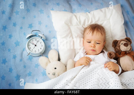 Un anno di età bambino con sveglia Foto stock - Alamy