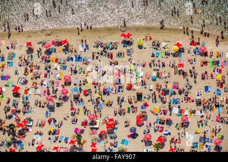 Vista aerea, Sundown Beach, bagnanti su degli asciugamani, il giorno più caldo nella primavera del 2015, lago di Escher, acqua, rosso asciugamani, ombrelloni rosso, Foto Stock