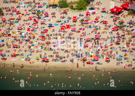 Vista aerea, Sundown Beach, bagnanti su degli asciugamani, il giorno più caldo nella primavera del 2015, lago di Escher, acqua, rosso asciugamani, ombrelloni rosso, Foto Stock