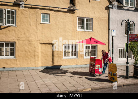 Oxford City bus tour ticket chiosco in una zona di turismo della città Foto Stock