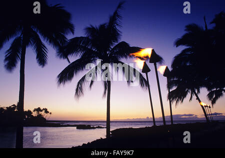 Big Island, Hawaii, tramonto Mauna Lani, Kohala Coast, torce tiki accesa Foto Stock