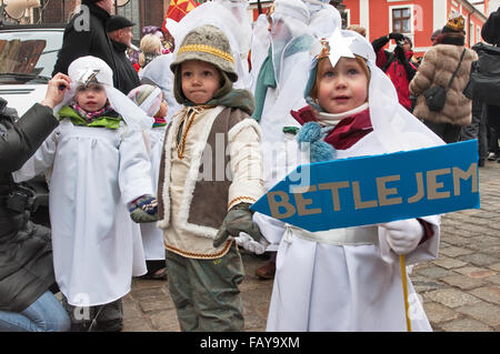 Little Boy, ragazze, epifania (tre re) Vacanza processione a Ostrów Tumski a Wroclaw, Bassa Slesia, Polonia Foto Stock