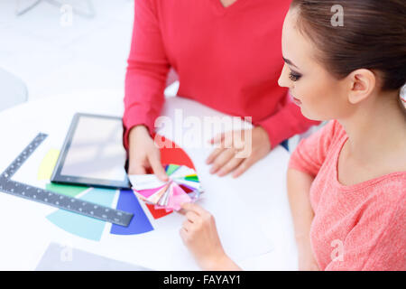 Decorator femmina prende il colore ha scelto. Foto Stock