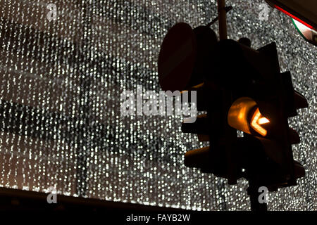 Luce di traffico e decorazione natalizia sullo sfondo Foto Stock
