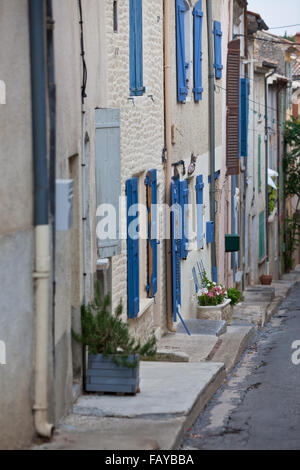 Antica pietra strette strade di piccole città della Provenza, Francia. Colpo verticale Foto Stock
