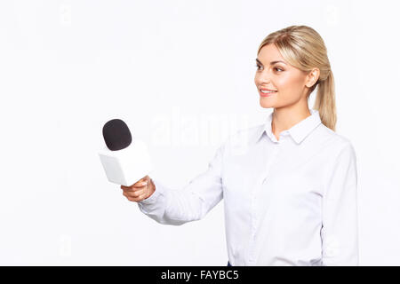 Gradevole annunciatore TV di essere coinvolti nel lavoro Foto Stock