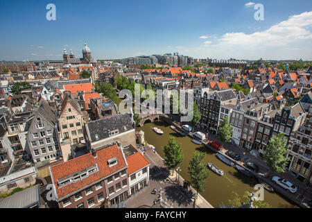 Paesi Bassi, Amsterdam, Aeriel vista dalla vecchia chiesa, Oude Kerk sul canale chiamato Oudezijds Voorburgwal Foto Stock