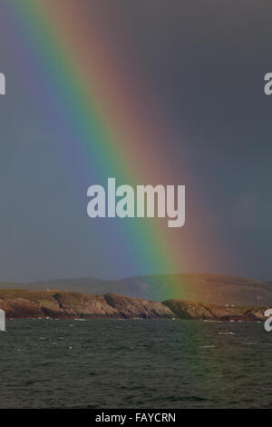 Rainbow Over Mull. Vista dal porto Romain, Iona attraverso il suono. Ebridi Interne. Argyll and Bute, costa ovest della Scozia. Regno Unito. GB. Foto Stock