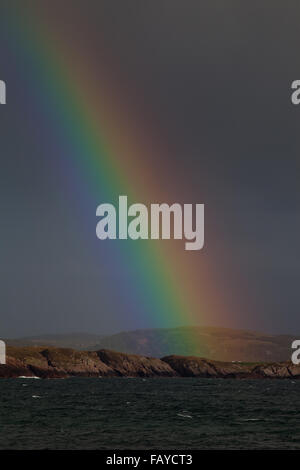 Rainbow Over Mull. Vista dal porto Romain, Iona attraverso il suono. Ebridi Interne. Argyll and Bute, costa ovest della Scozia. Regno Unito. GB. Foto Stock