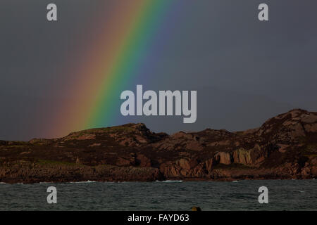 Rainbow Over Mull. Vista dal porto Romain, Iona attraverso il suono. Ebridi Interne. Argyll and Bute, costa ovest della Scozia. Regno Unito. GB. Foto Stock