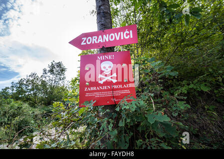 Campo minato accanto alla strada vicino a Sarajevo, città capitale della Bosnia ed Erzegovina Foto Stock