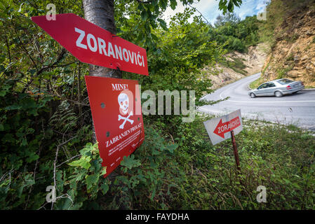 Campo minato accanto alla strada vicino a Sarajevo, città capitale della Bosnia ed Erzegovina Foto Stock