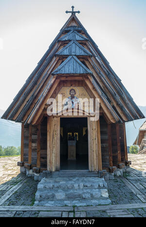 Chiesa in legno di San Sava in Drvengrad villaggio chiamato anche Kustendorf costruito da Emir Kusturica nel distretto di Zlatibor, Serbia Foto Stock