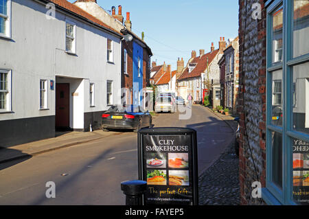 Una vista della A149 strada costiera che corre attraverso il North Norfolk villaggio di Cley accanto al mare, Norfolk, Inghilterra, Regno Unito. Foto Stock